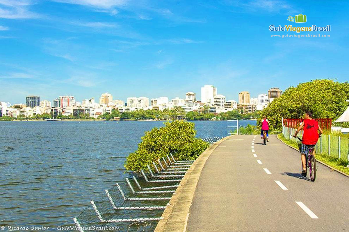 Imagem de pessoa andando de bicicleta e admirando a bela paisagem.